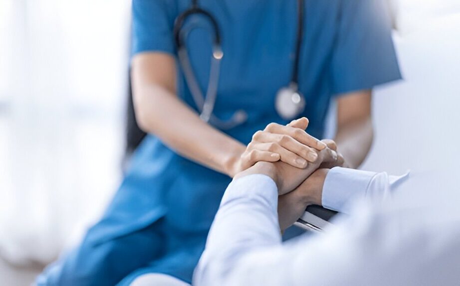 Cartoon-style illustration of a pharmacist explaining medication to an elderly woman in a pharmacy setting.